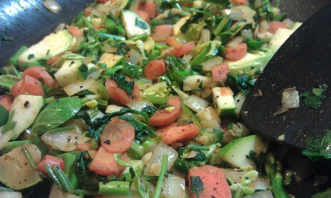Sauteed vegetables for a poached egg low-amine, low-carb breakfast (photo)
