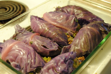 Low-amine purple cabbage stuffed with beef, rice, vegetables and dill (photo)